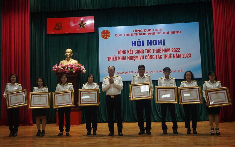 Trao Bằng khen của Thủ tướng Chính phủ cho các cá nhân, tập thể thuộc Cục thuế Thành phố Hồ Chí Minh.