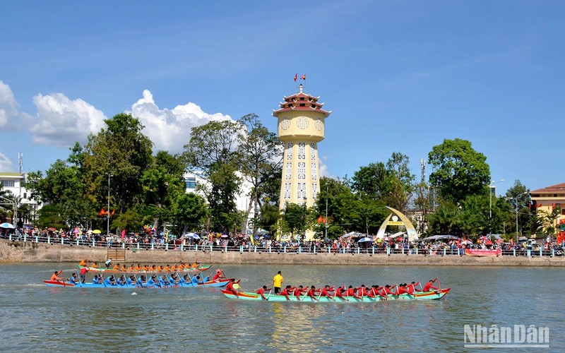 Cuộc đua thuyền trên sông Cà Ty luôn đi ngang qua tháp nước, một công trình kiến trúc nổi tiếng được xây dựng từ năm 1928, biểu tượng của thành phố Phan Thiết. 