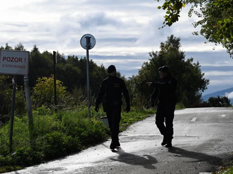 Các sĩ quan cảnh sát Séc tuần tra tại khu vực biên giới với Slovakia. (Ảnh: Reuters)