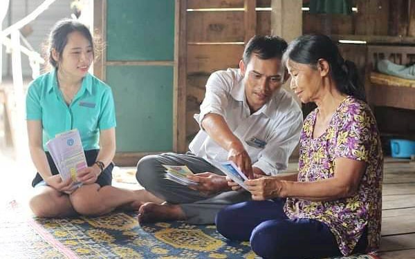 Bảo hiểm xã hội tỉnh và huyện Đakrông tuyên truyền, vận động người dân tham gia bảo hiểm xã hội tự nguyện, bảo hiểm y tế hộ gia đình. (Ảnh: Bảo hiểm xã hội Quảng Trị)