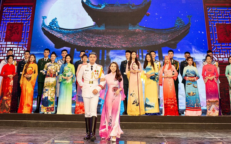 Các thí sinh trình diễn bộ sưu tập "Việt Nam gấm hoa" của nhà thiết kế Thảo Giang. (Ảnh: Nhà thiết kế cung cấp)