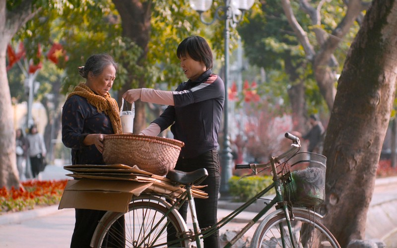 NSƯT Thanh Quý và nghệ sĩ Thanh Hương trong vai cặp mẹ chồng con dâu nương tựa nhau mà sống. (Ảnh: VFC)