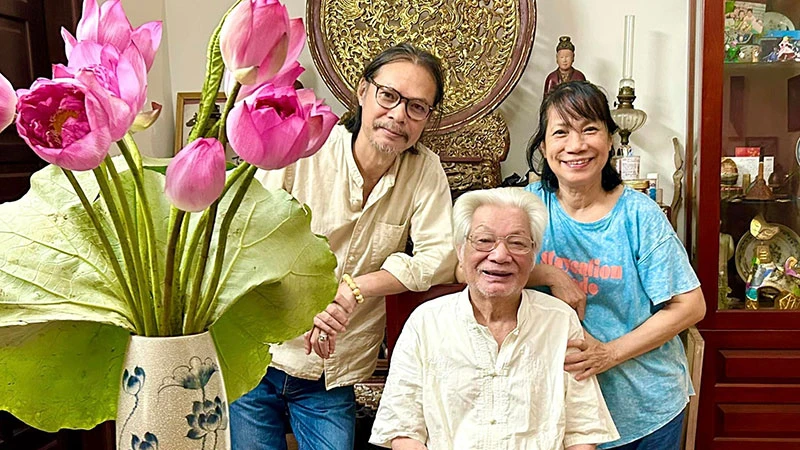 GS, NSND Trần Bảng và con gái Trần Thị Mây và con trai NSƯT Trần Lực. (Ảnh: Trang cá nhân nghệ sĩ Trần Lực)