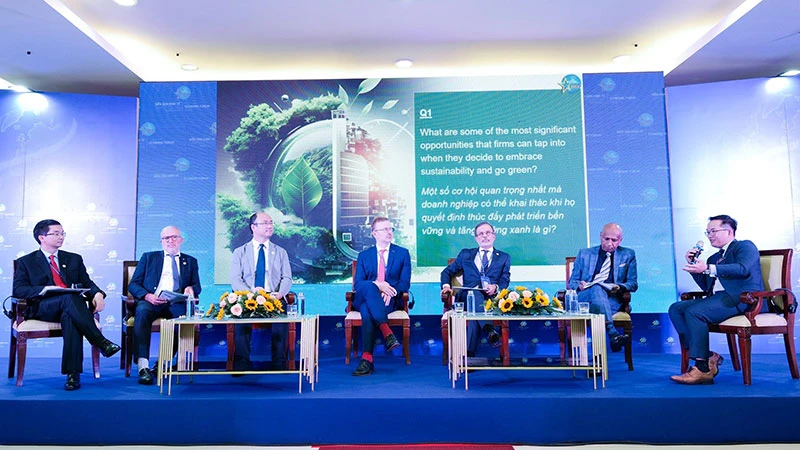 Ông Võ Hoàng Hải - Phó Tổng Giám đốc Nam A Bank (phải), tham dự Phiên thảo luận: Giải pháp thúc đẩy doanh nghiệp tăng trưởng xanh, áp dụng mô hình kinh tế tuần hoàn hướng tới phát triển bền vững cho một siêu đô thị.