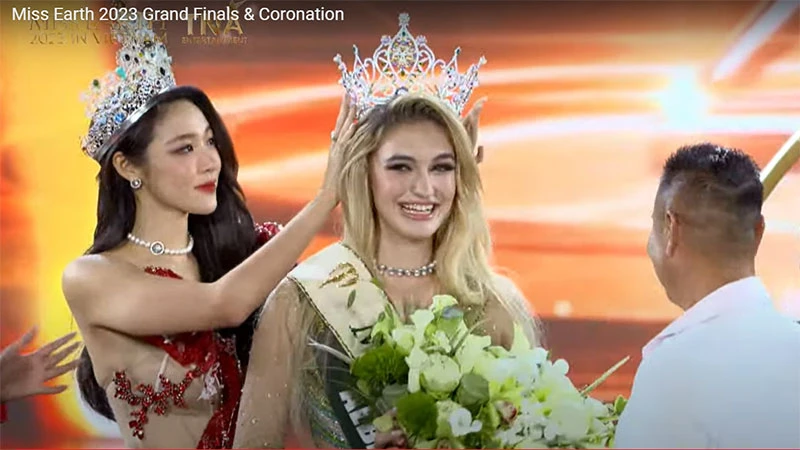 Hoa hậu Mina Sue Choi trao vương miện cho Drita Ziri. (Ảnh chụp màn hình)
