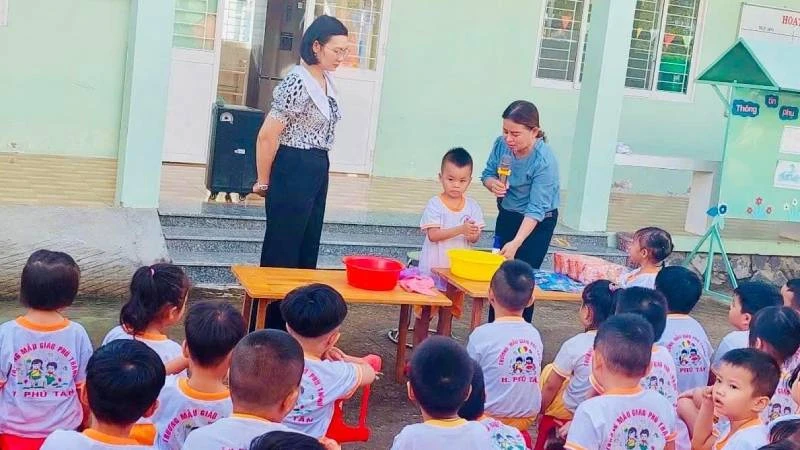 Một trường mầm non ở huyện Phú Tân hướng dẫn trẻ cách vệ sinh phòng trị bệnh mắt đỏ.