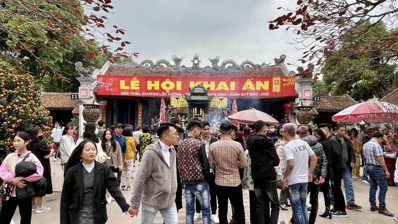 Hàng nghìn lượt khách đi lễ, du xuân tại đền Trần Nam Định những ngày đầu Xuân Quý Mão.