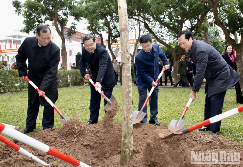 Các đồng chí lãnh đạo tỉnh, lãnh đạo thành phố Nam Định tham gia "Tết trồng cây" tại công viên Vị Xuyên.
