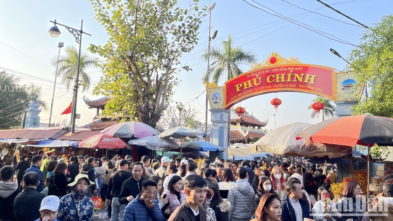 Hàng vạn du khách kéo về chợ Viềng, huyện Vụ Bản (Nam Định) du xuân, "mua may, bán rủi".