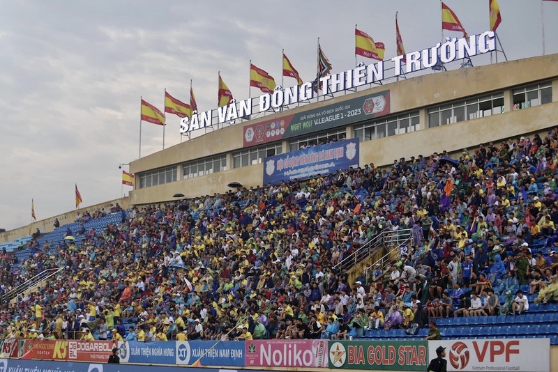 Hàng chục nghìn cổ động viên đến sân Thiên Trường cổ vũ CLB Thép Xanh Nam Định trong trận tiếp CLB Công An Hà Nội.
