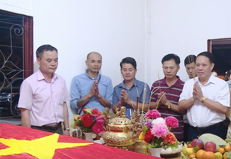 Đại diện Hội người Việt Nam tại Oudomxay (Bắc Lào) dâng hương các anh hùng liệt sĩ. (Ảnh: Trịnh Dũng)