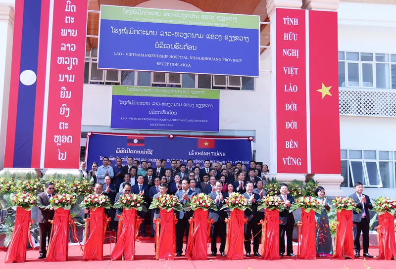 Các đại biểu cắt băng khánh thành Bệnh viện Hữu nghị Lào-Việt Nam tỉnh Xiengkhouang. (Ảnh: Trịnh Dũng)