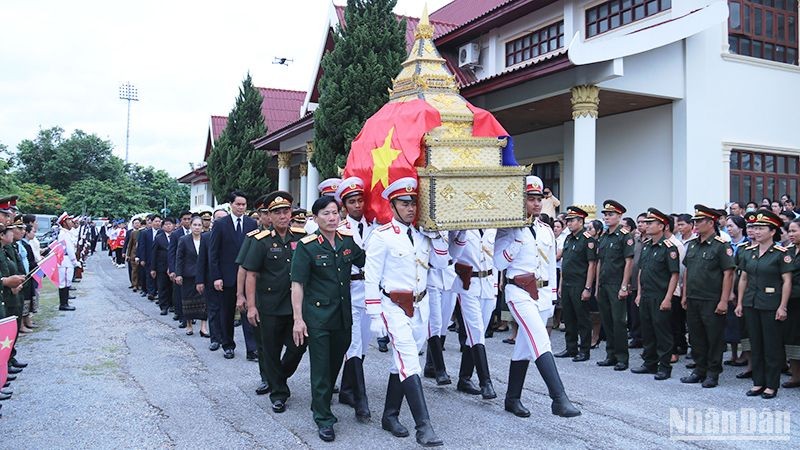 Tiễn đưa các liệt sĩ về đất Mẹ. (Ảnh: TRỊNH DŨNG)