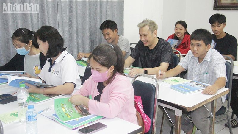 Các học viên hào hứng tham gia lớp học tiếng Việt. Ảnh: Hải Tiến