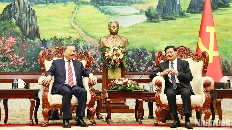 Bộ trưởng Công an Tô Lâm hội kiến Tổng Bí thư, Chủ tịch nước Lào Thongloun Sisoulith. Ảnh: Trịnh Dũng