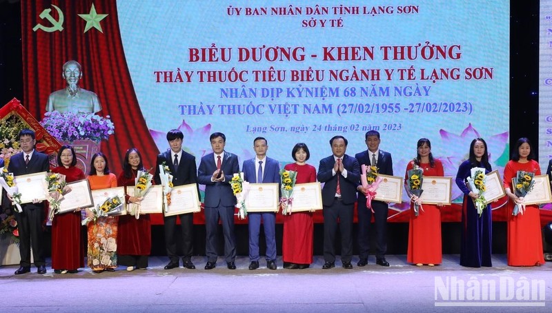 Đại diện lãnh đạo Ủy ban nhân dân tỉnh Lạng Sơn trao tặng các danh hiệu, bằng khen cho các thầy thuốc tiêu biểu.