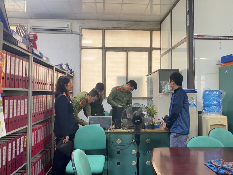 Cơ quan điều tra công an tỉnh Lạng Sơn, kiểm tra thu giữ các tài liệu tại Công ty đăng kiểm cơ giới tỉnh Lạng Sơn.