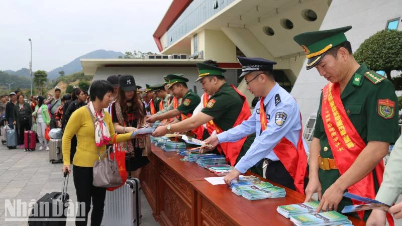 Đồn Biên phòng cửa khẩu quốc tế Hữu Nghị, Lạng Sơn (Việt nam), phối hợp Trạm Biên phòng Hữu Nghị Quan, Quảng Tây (Trung Quốc), phát tờ rơi tuyên truyền pháp luật cho du khách qua lại cửa khẩu.