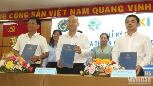 Đại diện Sở Công thương, Sở Nông nghiệp và Phát triển nông thôn Thành phố Hồ Chí Minh và Công ty TNHH Tiki ký kết Biên bản ghi nhớ hợp tác xây dựng Chương trình “1.000 câu chuyện sản phẩm OCOP”.