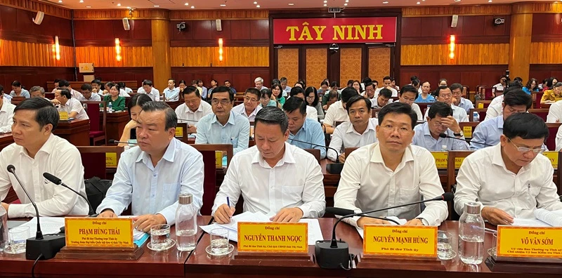 Các đồng chí lãnh đạo tỉnh Tây Ninh tại hội nghị.