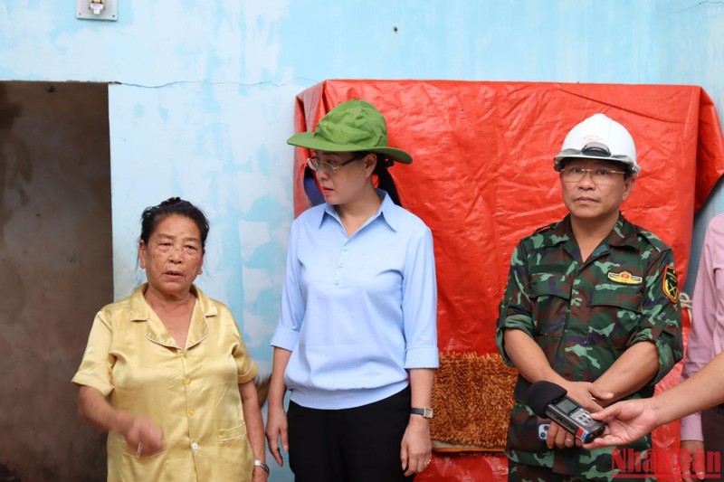 Bí thư Tỉnh ủy Quảng Ngãi Bùi Thị Quỳnh Vân thăm hỏi gia đình bà Đặng Thị Bê, ở xã Bình Thuận (huyện Bình Sơn), có nhà bị tốc mái do bão số 4 gây ra.