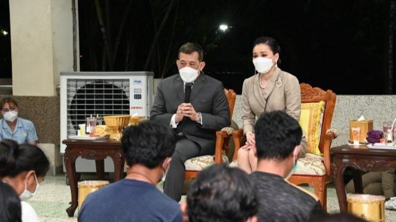 Quốc vương và Hoàng hậu Thái Lan thăm hỏi gia đình các nạn nhân vụ xả súng. (Ảnh: Bưu điện Bangkok)