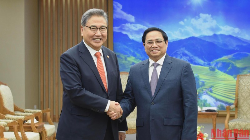 Thủ tướng Phạm Minh Chính tiếp Bộ trưởng Ngoại giao Hàn Quốc Park Jin. (Ảnh: TRẦN HẢI)