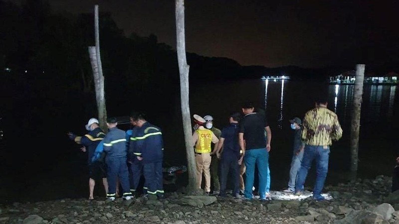 Lực lượng chức năng huyện Nhơn Trạch tổ chức tìm kiếm nạn nhân.