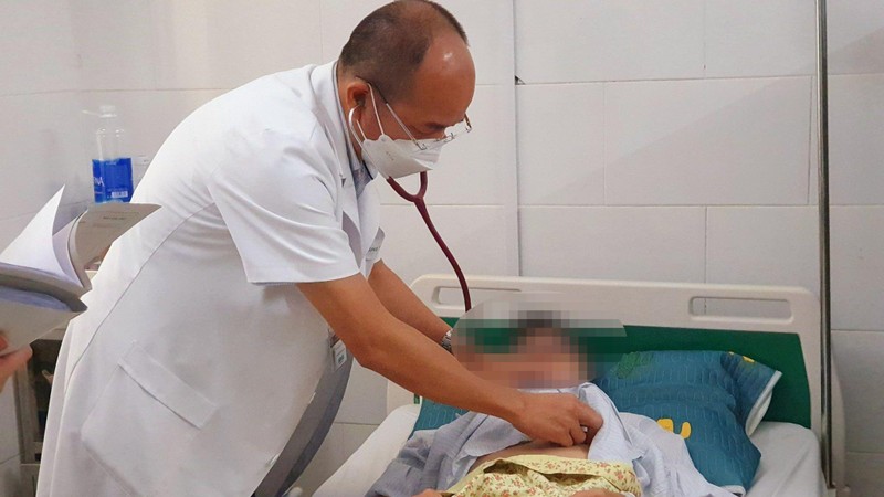 Bệnh nhân mắc sốt xuất huyết nằm điều trị tại Bệnh viện Bạch Mai. 