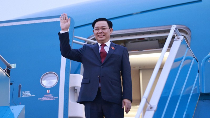 Chủ tịch Quốc hội Vương Đình Huệ dẫn đầu Đoàn đại biểu cấp cao Quốc hội Việt Nam rời Hà Nội thăm chính thức Vương quốc Campuchia và Cộng hòa Philippines. (Ảnh: DOÃN TUẤN/TTXVN)