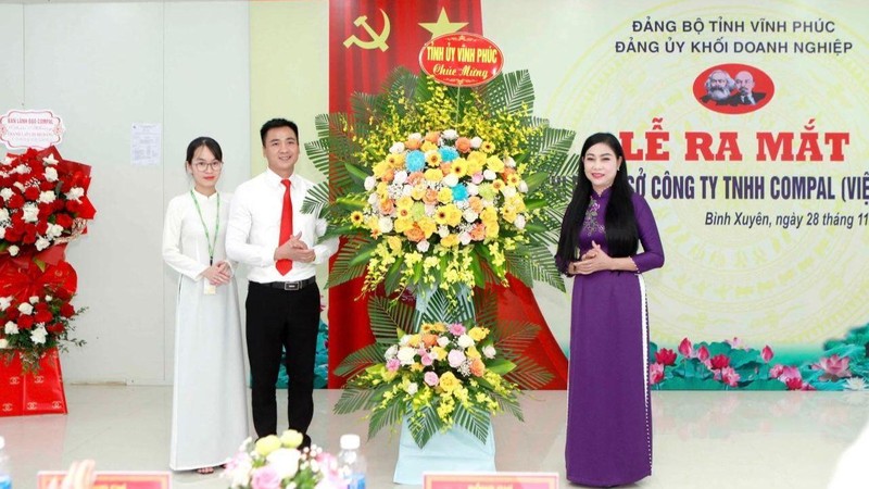 Bí thư Tỉnh ủy Hoàng Thị Thúy Lan chúc mừng Chi bộ cơ sở Công ty TNHH Compal (Việt Nam). 