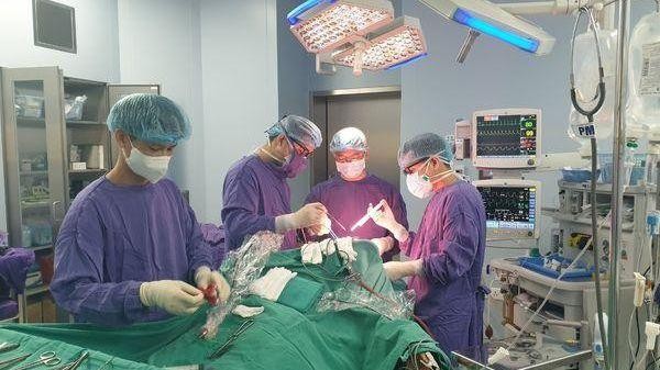 Phẫu thuật mở sọ giải ép cho bệnh nhân sau khi truyền khối tiểu cầu.