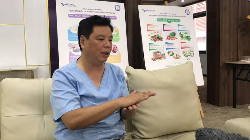 Tiến sĩ, bác sĩ Trương Hồng Sơn đưa ra lời khuyên cân bằng dinh dưỡng trong các bữa ăn để giảm cân.