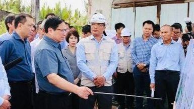 Thủ tướng Chính phủ kiểm tra việc giải phóng mặt bằng đường cao tốc, tuyến Cần Thơ-Cà Mau, đoạn qua địa phận tỉnh Bạc Liêu. (Ảnh: CTV)
