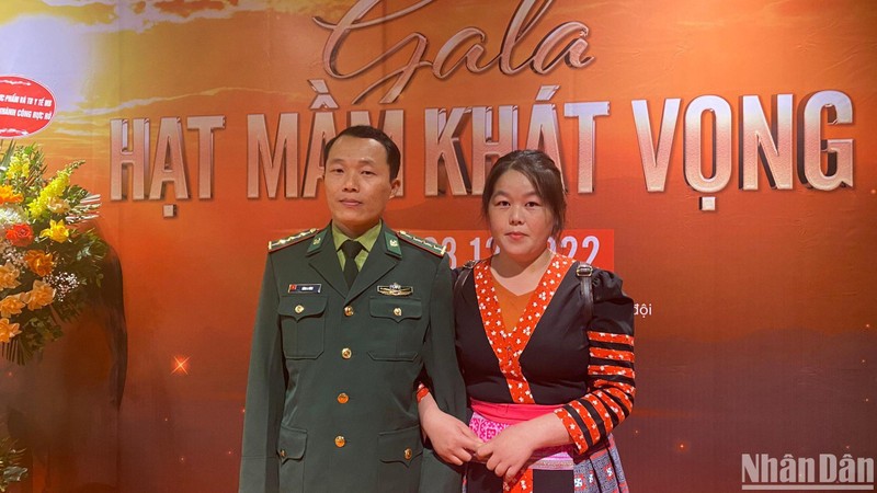 Vợ chồng chị Hờ Thị Vá và anh Sùng A Dình (34 tuổi), dân tộc Mông. (Ảnh: THU PHẠM)