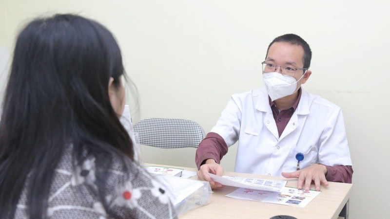 Tiến sĩ, bác sĩ Bùi Thanh Phúc, Phó Trưởng khoa Phẫu thuật Cấp cứu Tiêu hóa tư vấn phương pháp điều trị cho bệnh nhân béo phì.