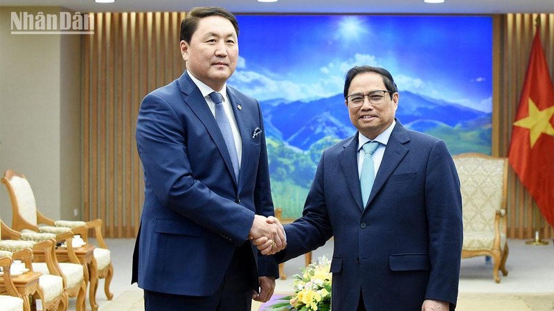 Thủ tướng Phạm Minh Chính tiếp Bộ trưởng Quốc phòng Mông Cổ Saikhanbayar Gursed.
