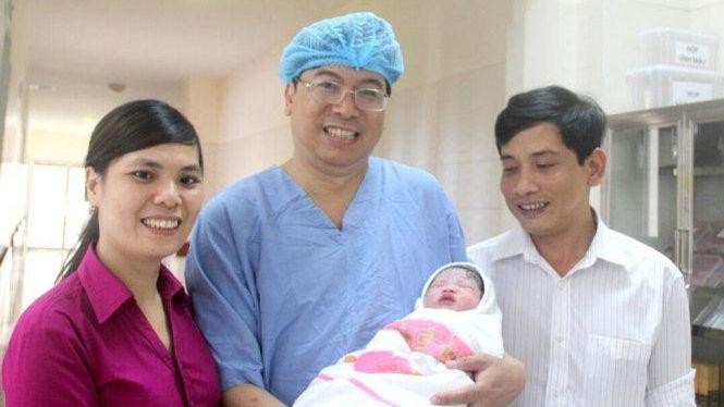 Em bé đầu tiên chào đời nhờ mang thai hộ. (Ảnh: Bệnh viện cung cấp)