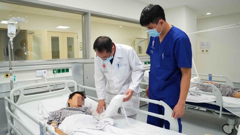 Tiến sĩ, bác sĩ Nguyễn Quang Vịnh thăm khám cho bệnh nhân sau phẫu thuật.
