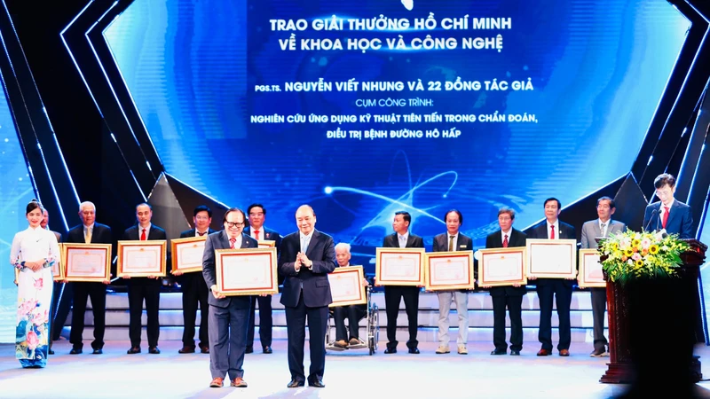 Chủ tịch nước Nguyễn Xuân Phúc trao Giải thưởng Hồ Chí Minh, Giải thưởng Nhà nước về Khoa học và Công nghệ đợt 6.
