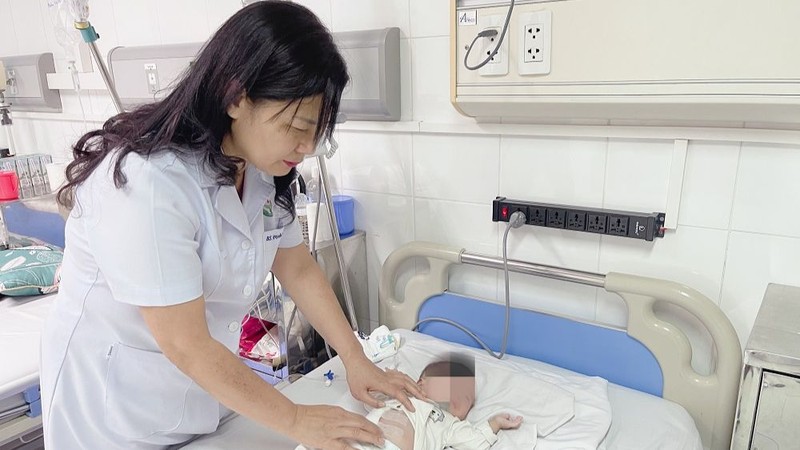 PGS, TS Nguyễn Việt Hoa, Trưởng khoa Phẫu thuật Nhi và Trẻ sơ sinh, Bệnh viện Hữu nghị Việt Đức đang thăm khám cho bệnh nhi.