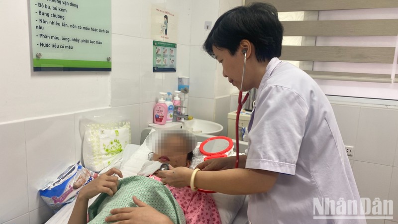 Bác sĩ Quỳnh Hương thăm khám cho trẻ sinh non đang được mẹ ấp kangaroo.