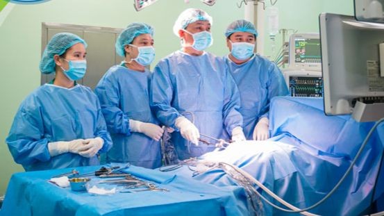 Tiến sĩ, bác sĩ Trần Anh Quỳnh cùng đồng nghiệp đang phẫu thuật cho bệnh nhi.