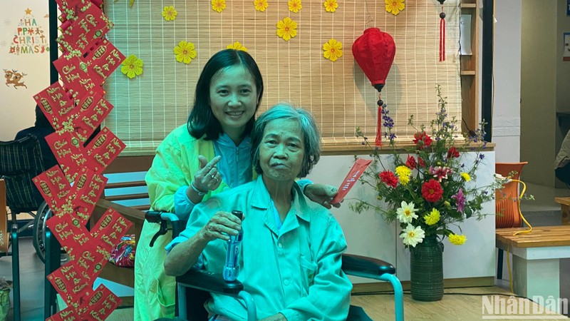 Bà Tạ Thị Dư (76 tuổi, thị trấn Phùng, Hà Nội) cùng con gái tại hội chợ xuân. 