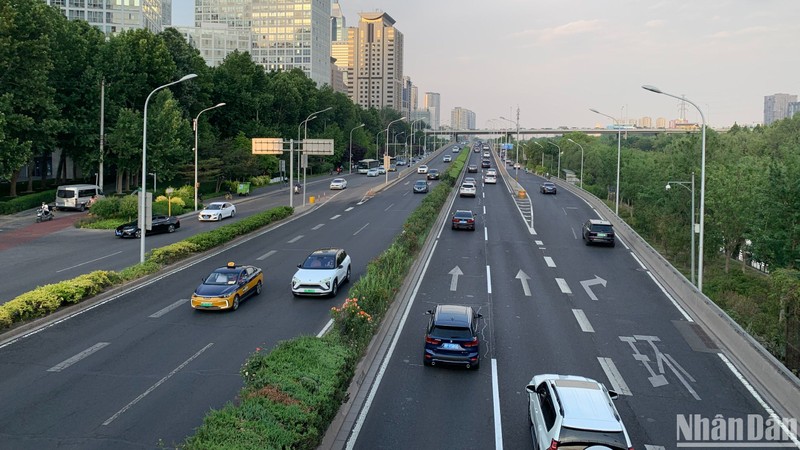 Ô-tô trên đường phố Bắc Kinh, Trung Quốc. (Ảnh: HỮU HƯNG)