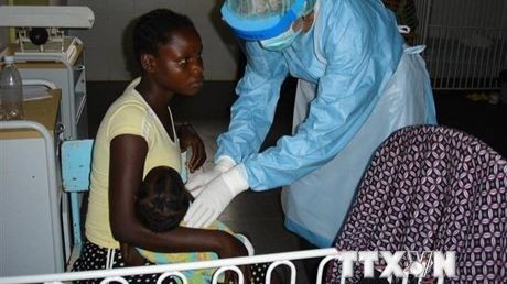 Bệnh nhân nhiễm virus Marburg được điều trị tại bệnh viện ở tỉnh Uige, Angola. (Ảnh: AFP/TTXVN)