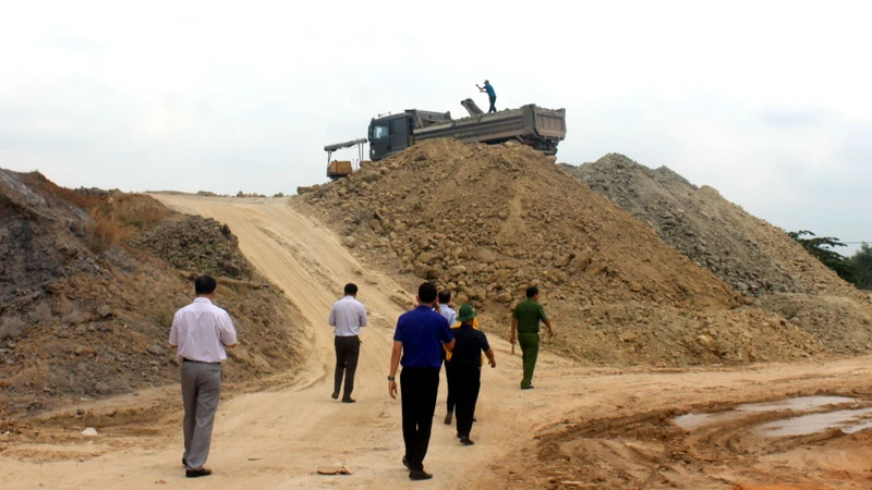 Lực lượng liên ngành thành phố Biên Hòa kiểm tra bãi rửa vật liệu ven sông Buông.