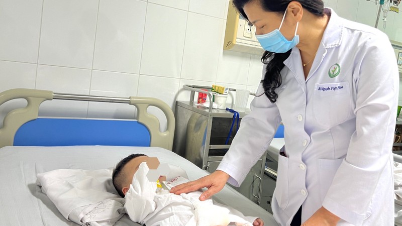PGS, TS Nguyễn Việt Hoa, Trưởng khoa Phẫu thuật Nhi và Trẻ sơ sinh, Bệnh viện Hữu nghị Việt Đức thăm khám cho bệnh nhi.