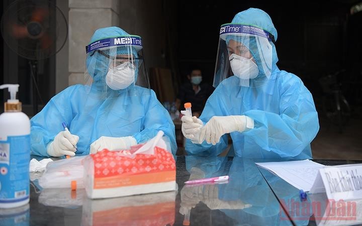 Cán bộ y tế tham gia phòng, chống dịch Covid-19 tại Hà Nội (Ảnh minh họa: DUY LINH).