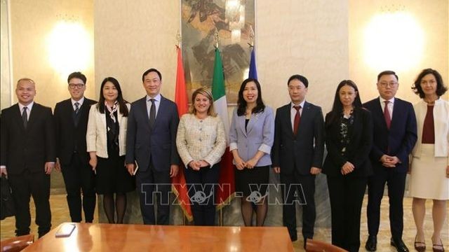 Thứ trưởng Bộ Ngoại giao Lê Thị Thu Hằng, Thứ trưởng Ngoại giao Italy Maria Tripodi, cùng các thành viên đoàn Việt Nam và Italia tham dự Tham vấn chính trị lần thứ 5. (Ảnh: TTXVN)
